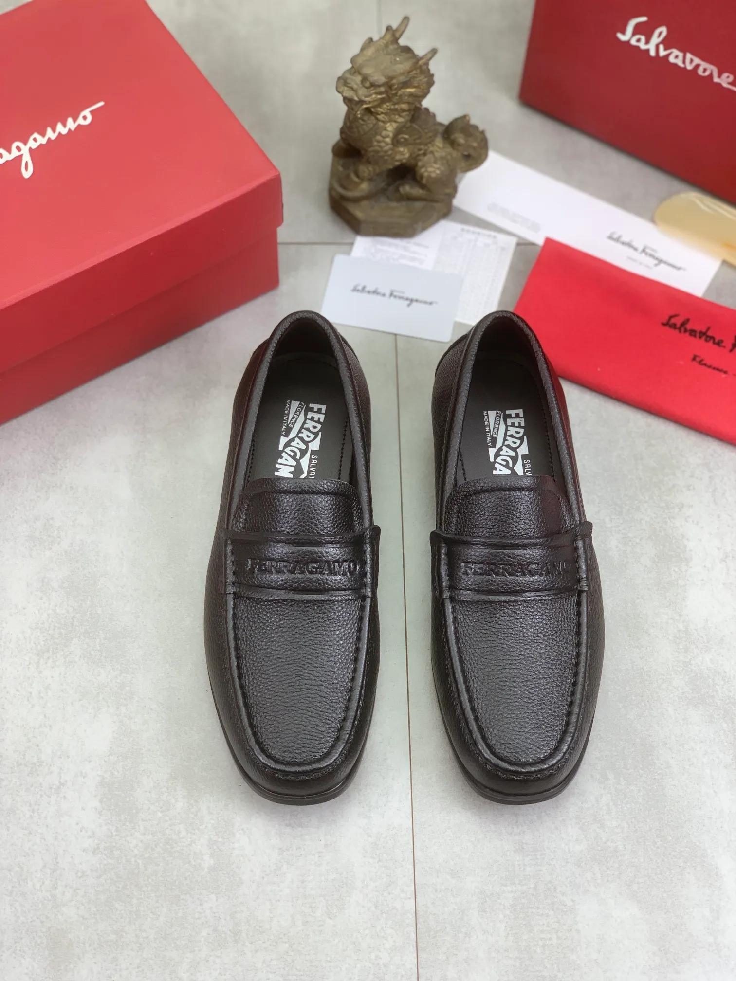 Men's Men's Shoes 💰P460💰[New Style] Water-dyed Niuli 🆘[Salvatore Ferragamo] Ferragamo's latest casual business leather shoes for men! Available at counters simultaneously! The fabric is made of specially imported original calfskin, and the interior is made of imported water-dyed cowhide. It is absolutely luxurious and leads the fashion trend. Matching code: 38-45; 3⃣️ colors available